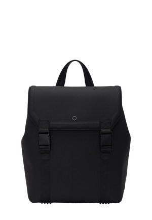 Sort rygsæk med mat finish, der har en fold-over flap, justerbare stropper og en cirkulær accentdetalje. Glat overflade med robust hardware.