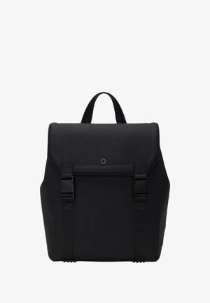 Sac à dos noir avec une finition mate, doté d'un rabat repliable, de bretelles ajustables et d'un détail accent circulaire. Texture lisse avec quincaillerie robuste.