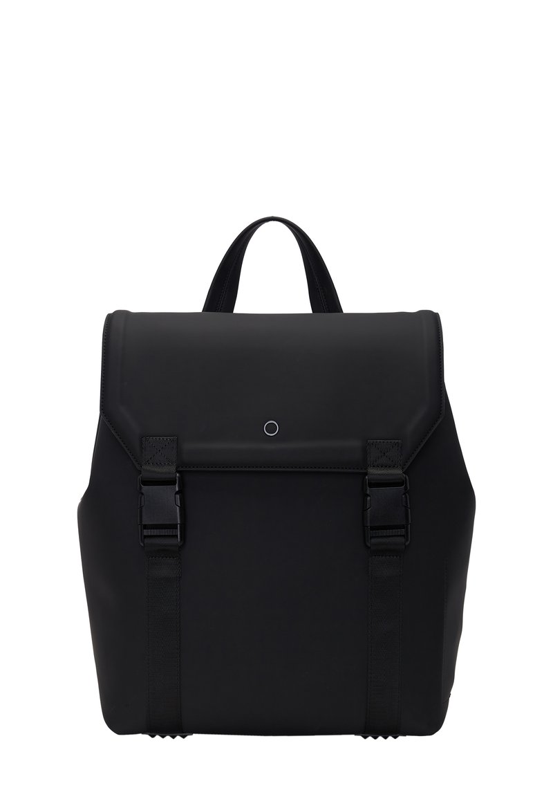 Zaino nero con finitura opaca, dotato di pattina ripiegabile, spallacci regolabili e un dettaglio accentato circolare. Superficie liscia con hardware robusto.
