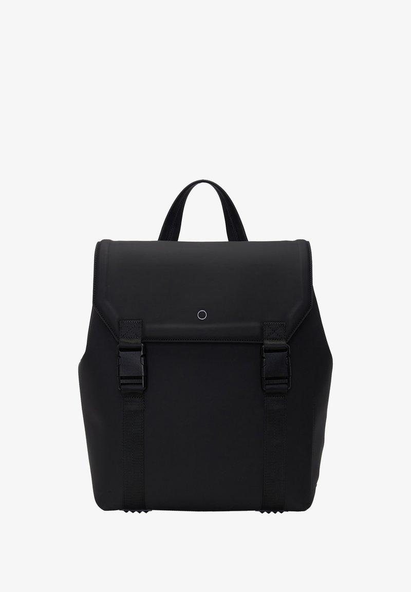 Zaino nero con finitura opaca, dotato di pattina ripiegabile, spallacci regolabili e un dettaglio accentato circolare. Superficie liscia con hardware robusto.