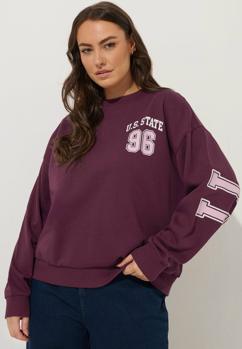Felpa bordeaux realizzata in tessuto morbido, con stampe bianche "U.S. STATE" e "96" sul davanti e un particolare bianco sulla manica.