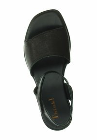Sandalo in pelle nera con ampia fascetta frontale e supporto per la caviglia. Presenta una texture liscia e un design con punta quadrata. Nome del marchio stampato all'interno.