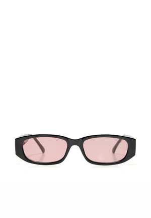 Schwarze rechteckige Sonnenbrille mit schmalen rosa getönten Gläsern, die auf einer weißen Fläche liegt.