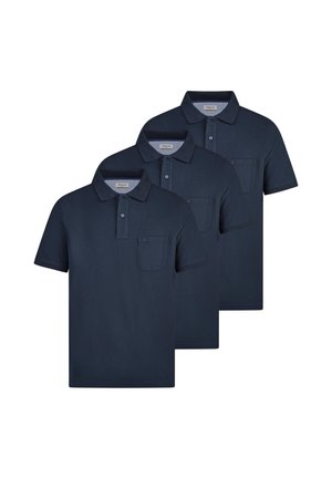 Trzy granatowe polo z krótkim rękawem, kołnierzykiem, zapinane na guziki z kieszeniami na piersi, ułożone nachodzące na siebie na białym tle.