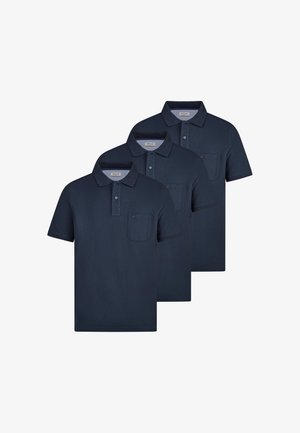 Drei marineblaue Polohemden mit kurzen Ärmeln, Kragen, durchgeknöpften Leisten und Brusttaschen, die überlappend auf einem weißen Hintergrund angeordnet sind.