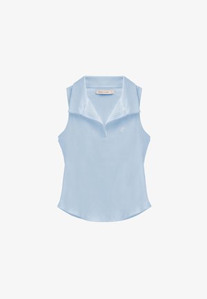 Chemise polo sans manches bleu clair en tissu doux et texturé, avec un col et un petit logo brodé sur la poitrine.