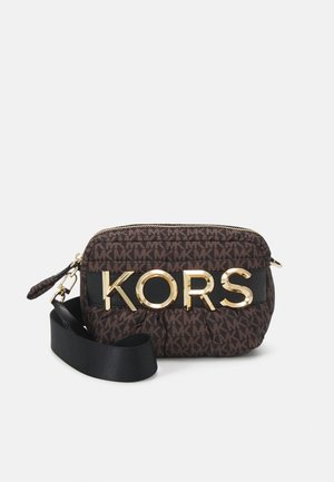 Brun og sort crossbody taske med gyldne "KORS" bogstaver, gentaget MK-mønster, lynlåslukning og bred sort justerbar rem.