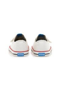 Zapatillas de lona blancas con acentos azules, una raya roja y suela en blanco y negro. Cuenta con una correa de velcro, etiquetada como "mtng" en el talón.