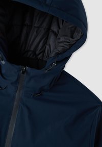 Giacca blu navy con cappuccio, esterno liscio, chiusura con zip e cordoncini regolabili. Interno foderato con una texture trapuntata.