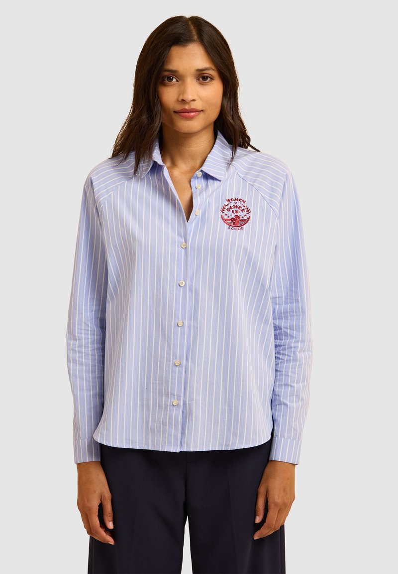 Camicia button-up a righe blu chiaro con maniche lunghe, dotata di un logo ricamato rosso sul lato sinistro del petto, realizzata in tessuto di cotone.