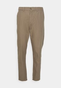 Pantalons pour hommes marron ajustés avec des passants de ceinture, bouton avant, braguette zippée et poches latérales, présentés sur un fond blanc.