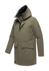 Olivgrön parkas med huva, dragkedja och tryckknappar fram, två fickor med lock och vertikala bröstfickor, Stone Harbour-logotyp på ärmen.