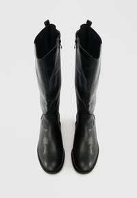 Fekete, térd felett érő bőr csizmák sima textúrával, kerek orral és oldalsó cipzáras záródással. Egyszerű, funkcionális dizájn, húzófülekkel.