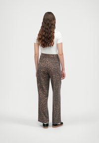 Leopardprint wijde broek met hoge taille, gemaakt van een textuurstof, met achterzakken en een vlakke voorkant.