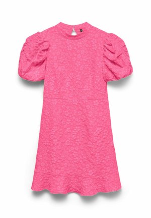 Robe courte rose vif avec manches courtes bouffantes, texture florale subtile, col haut et fermeture par boutons dans le dos.