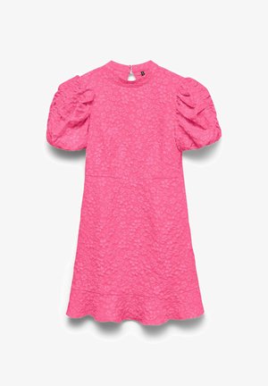 Robe courte rose vif avec manches courtes bouffantes, texture florale subtile, col haut et fermeture par boutons dans le dos.