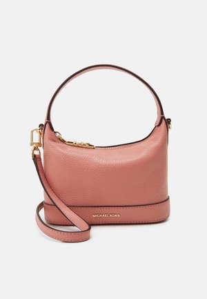 Sac à main en cuir texturé rose avec fermeture éclair dorée et logo, avec poignée supérieure et bandoulière amovible.