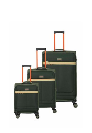 Tre valigie softshell verde scuro di dimensioni piccola, media e grande con maniglie telescopiche arancioni e tasche frontali orizzontali beige.