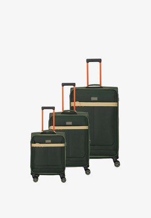 Drei dunkelgrüne Softshell-Koffer in klein, mittel und groß mit orangen Teleskopgriffen und beigen horizontalen Fronttaschen.