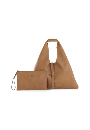 Sac à épaule asymétrique en cuir tan avec poignée intégrée et pochette rectangulaire assortie avec fermeture éclair et bracelet.