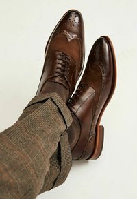 Next OXFORD WING BROGUE - Elegantní šněrovací boty - brown