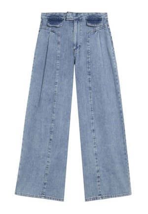 Vaqueros de mezclilla azul claro de pierna ancha, con cintura alta, pliegues frontales y bolsillos parche cerca de la pretina.