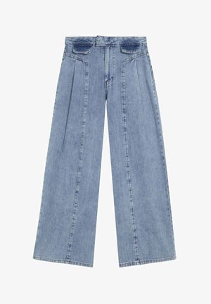 Vaqueros de mezclilla azul claro de pierna ancha, con cintura alta, pliegues frontales y bolsillos parche cerca de la pretina.