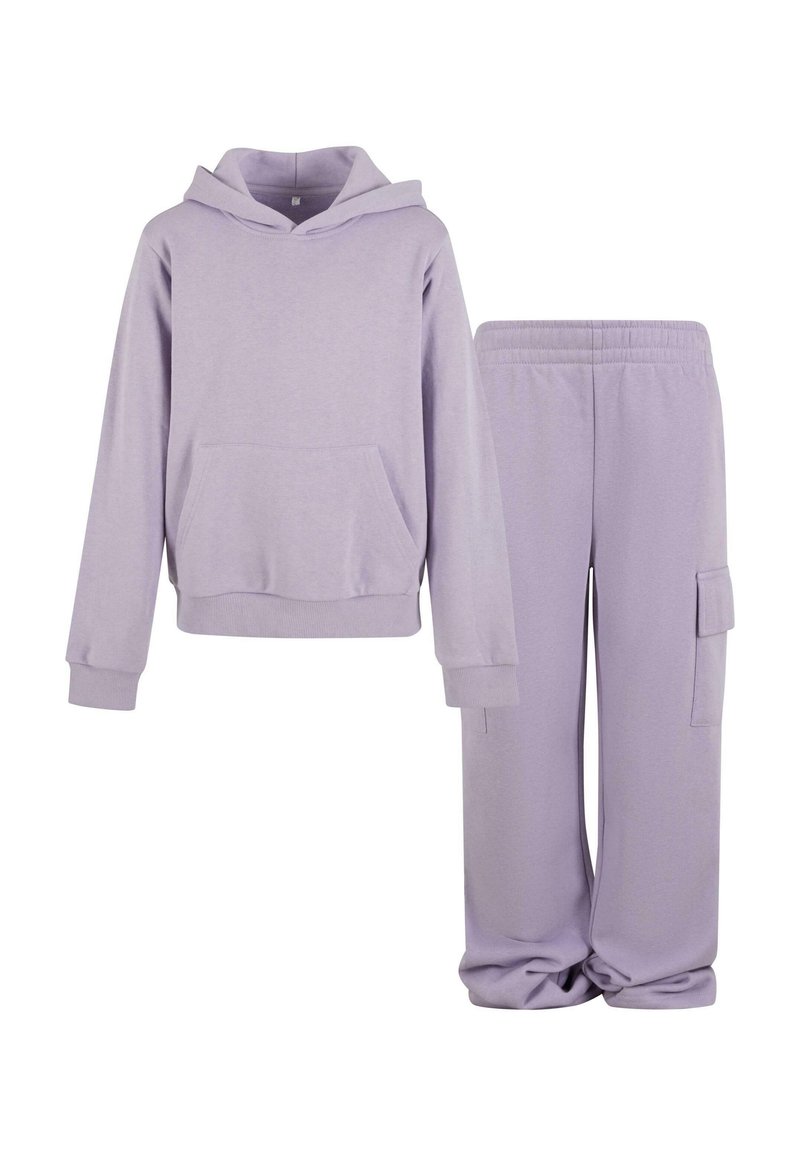Lila hoodie med framficka och matchande sweatpants med elastisk midja och sidoficka. Mjuk tyg och avslappnad passform.