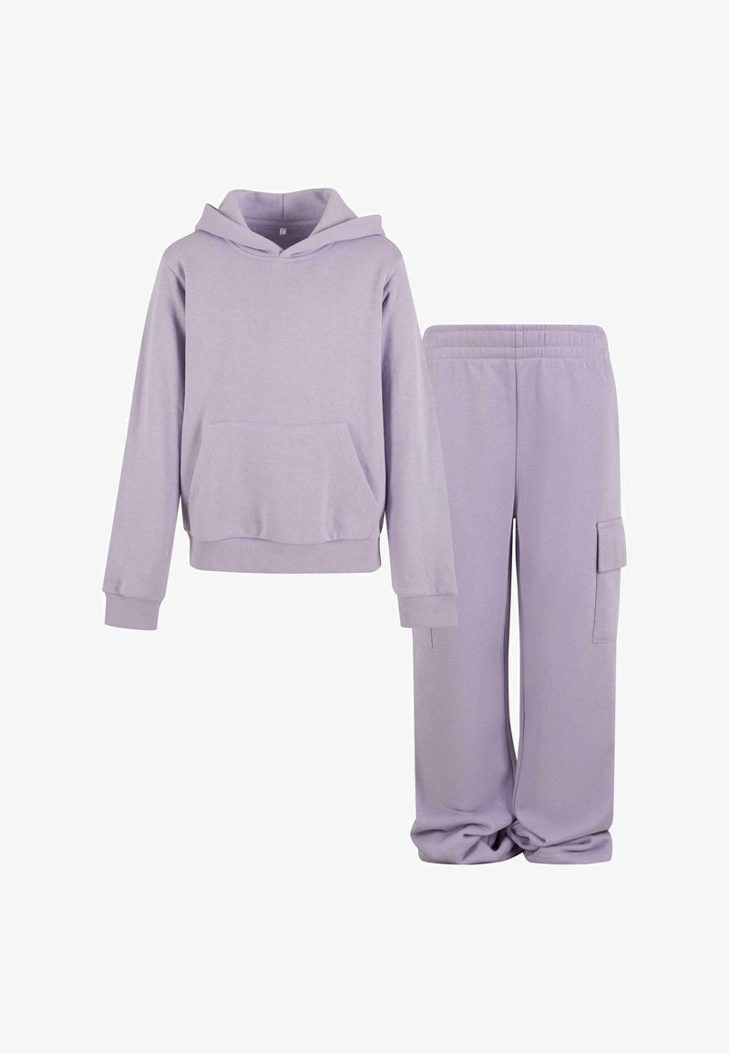 Fioletowa bluza z kapturem z kieszenią z przodu oraz dopasowane spodnie dresowe z elastycznym pasem i boczną kieszenią cargo. Miękka tkanina i luźny krój.