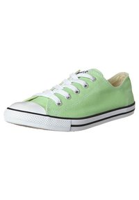 Grüne Leinensneaker mit weißen Schnürsenkeln, gummierter Zehenschutzkappe und schwarzen Streifen entlang der Sohle. Verfügt über ein niedriges Profil und eine strukturierte Oberseite.