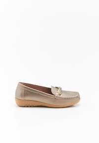 Scarpa moccasin in pelle dorata metallica, con collo imbottito, dettagli decorativi intrecciati e suola in gomma flessibile color sabbia.