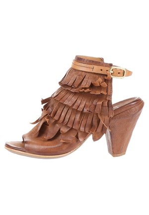 Brązowe skórzane sandały na wysokim obcasie z warstwowym frędzlem, otwartym noskiem i zapięciem na kostce z złotym klamrą.