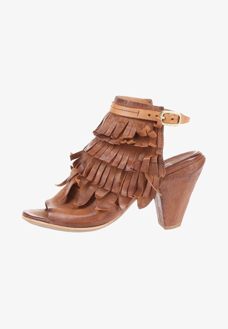 Sandale à talons hauts en cuir brun avec franges superposées, bout ouvert et strap au poignet avec boucle dorée.