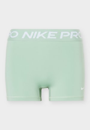 Pantaloncini da compressione Nike Pro verde chiaro con logo bianco in vita e piccolo swoosh bianco Nike sulla gamba sinistra.
