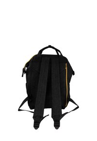 Sac à dos en tissu noir avec des bretelles rembourrées, fermeture éclair jaune, forme rectangulaire et design angulaire. Comprend une poche latérale et une poignée supérieure.