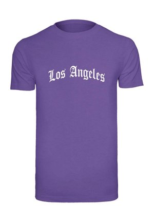 Paarse katoenen t-shirt met "Los Angeles" in witte gotische letters. Korte mouwen en een ronde hals. Zachte textuur.