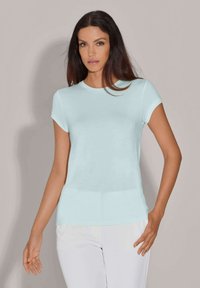 Lichtblauwe t-shirt met korte mouwen en een ronde halslijn, gemaakt van zachte stof. Het heeft een slim fit en een gladde textuur. Geen patronen of accenten.