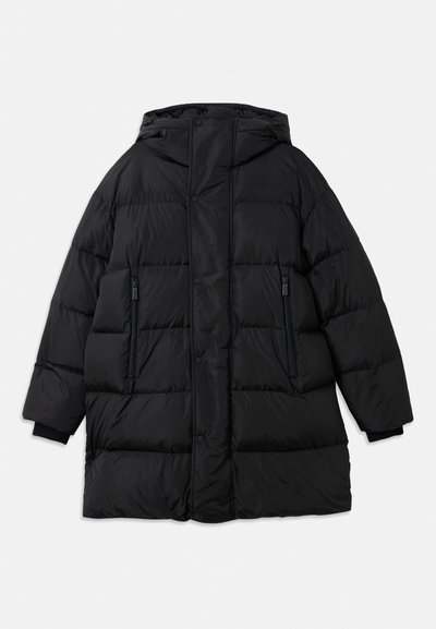 Giacca a vento nera con cappuccio, dotata di tasche con zip, design trapuntato e polsini a coste. Materiale impermeabile per calore e protezione.