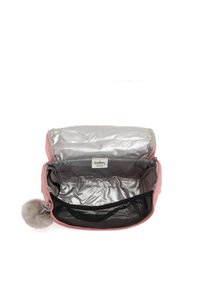 Borsa in nylon rosa con interno argento, dotata di una tasca in rete e un accento pom-pom soffice. Chiusura con zip sulla parte superiore.