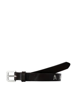 Cinturón de cuero negro con hebilla rectangular plateada y un pequeño emblema metálico de calavera y huesos cruzados cerca del extremo.