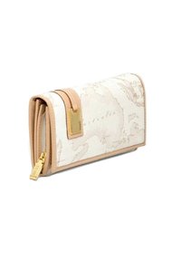 Portafoglio con superficie texturizzata color crema e design mappale del mondo, accentuato da una tracolla in pelle marrone chiaro e hardware in tonalità oro.