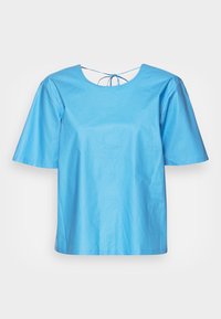 Blusa azul de manga curta feita de tecido leve, com decote redondo e laços nas costas para ajuste. Textura suave sem padrões.