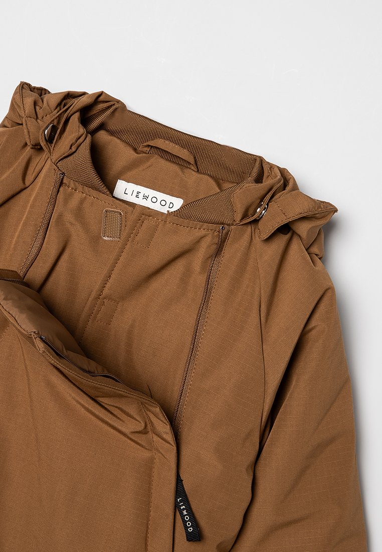 Braune Kapuzenjacke aus strukturiertem Stoff, mit Reißverschluss und einem Etikett mit der Aufschrift "LIEWOOD". Sie verfügt über elastische Bündchen und eine gefütterte Innenschicht.