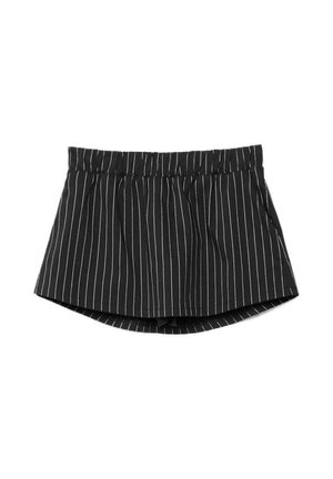 Pantaloncini in tessuto nero con righe verticali bianche, fascia elastica in vita, leggere pieghe e orlo curvo. Materiale leggero con una texture liscia.