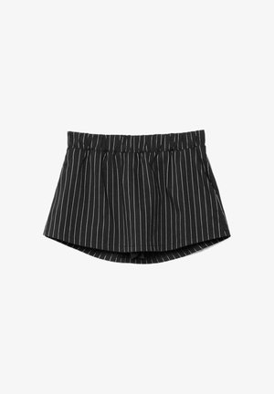 Pantaloncini in tessuto nero con righe verticali bianche, fascia elastica in vita, leggere pieghe e orlo curvo. Materiale leggero con una texture liscia.