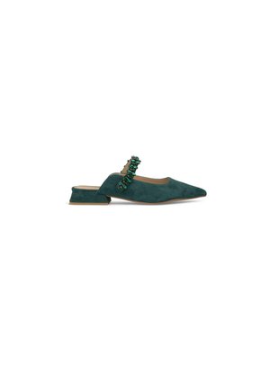 Chaussure à talon slingback en suede vert avec un bout pointu, un petit talon et une sangle décorative ornée de perles vertes.