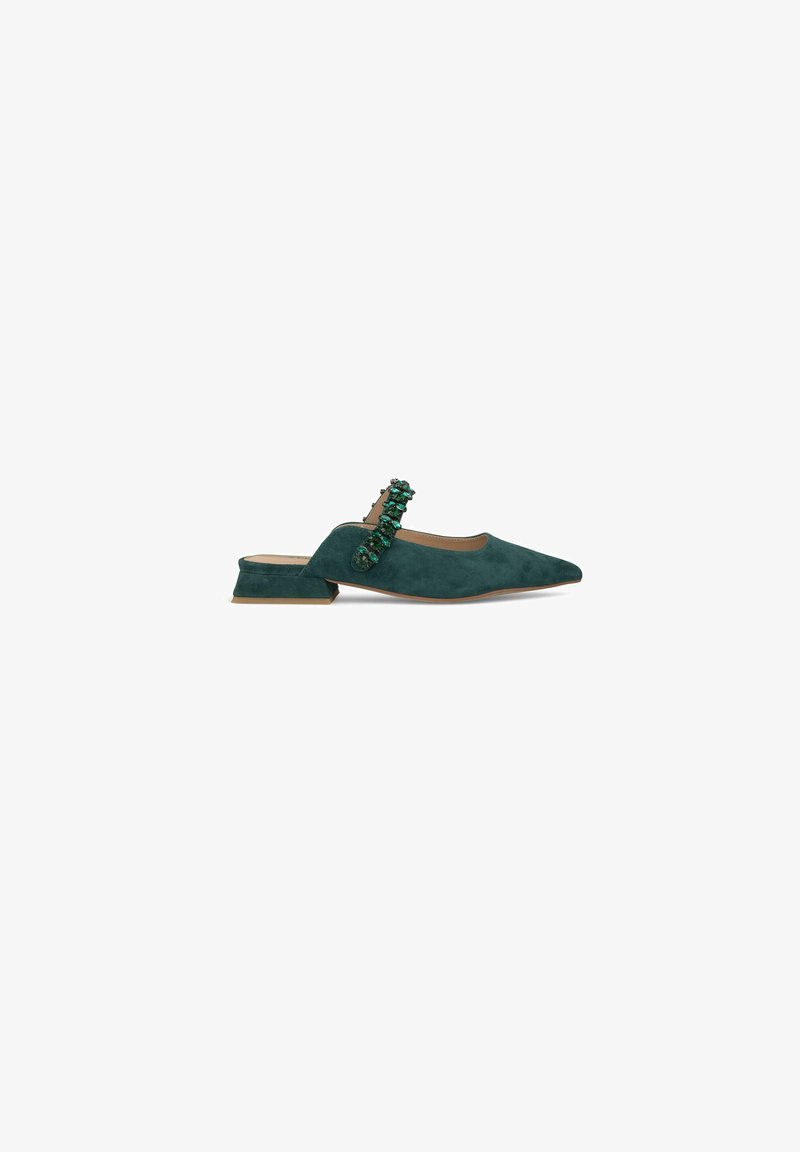 Scarpa slingback verde in suede con punta affusolata, tacco piccolo e una fascia decorativa con perline verdi.