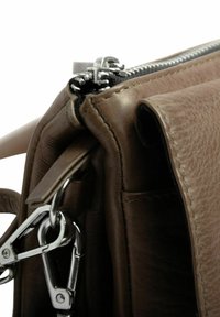 Borsa a tracolla in pelle marrone con superficie texturizzata, zip argentata e accessori in metallo. Cuciture a vista lungo le giunture.