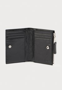 Čierna kožená peňaženka s textúrovaným povrchom, vybavená priehradkami na karty, zapínaním na patentku a zipsovou priehradkou na boku.