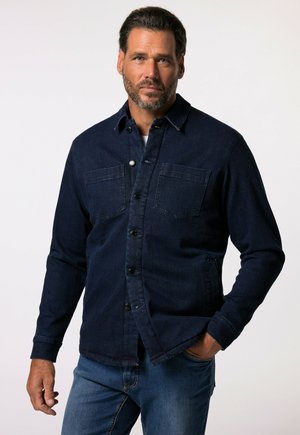 Camicia in denim blu scuro con chiusura a bottoni, due tasche sul petto e colletto. Presenta maniche lunghe e orlo dritto.